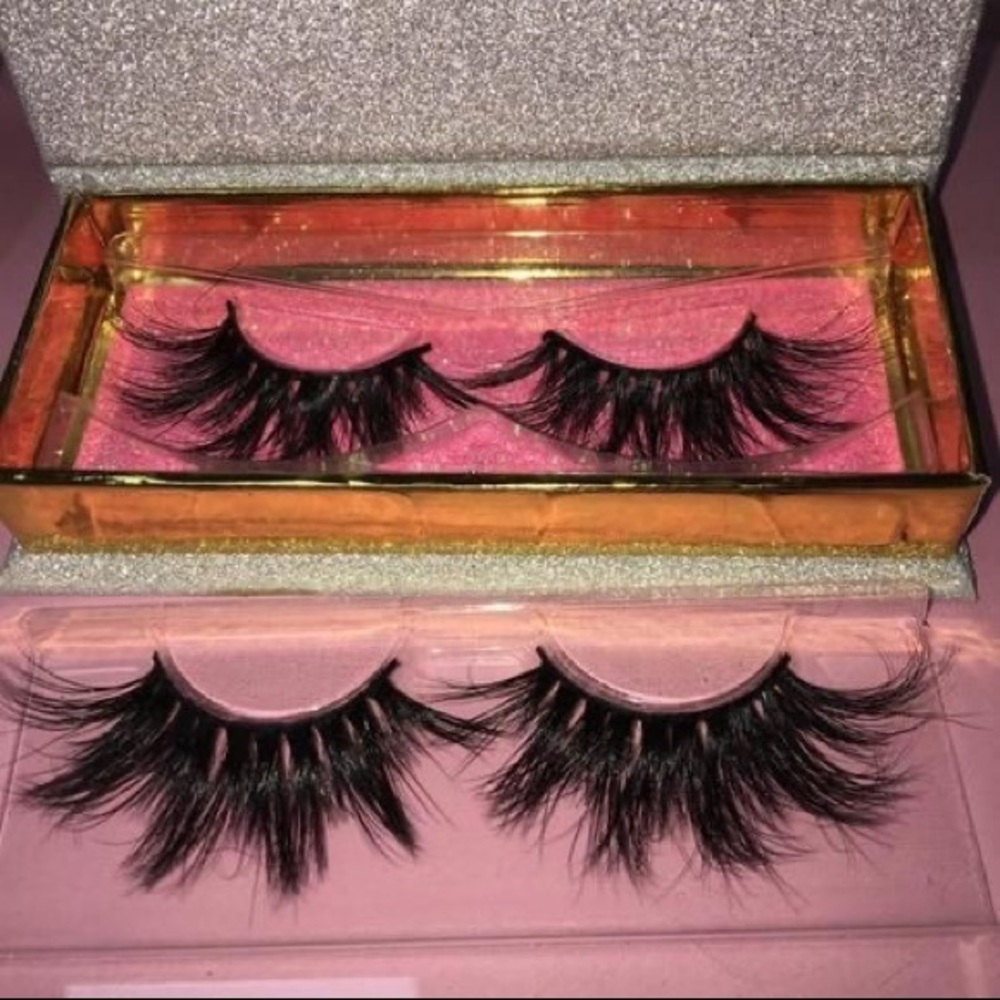 im selling fake eyelashes